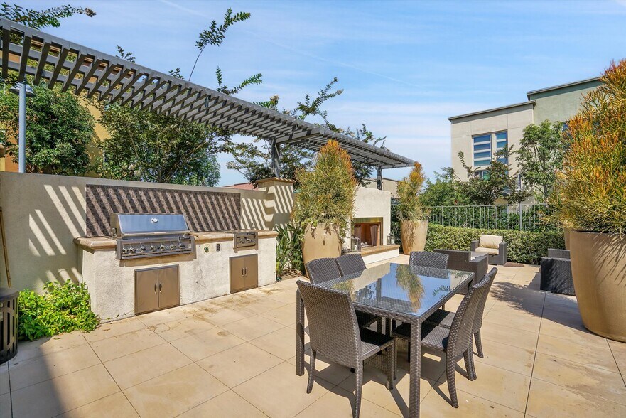 Building Photo - 1512 W Artesia Sq