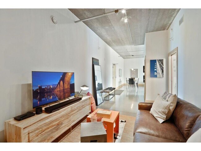 Building Photo - 345 6th Ave N