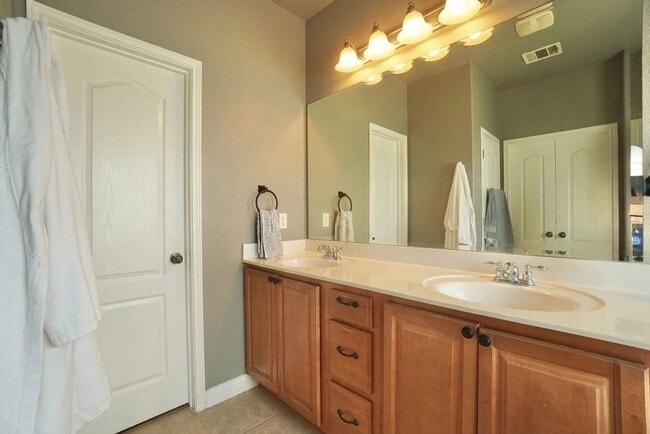 Building Photo - 18621 Dry Pond Dr