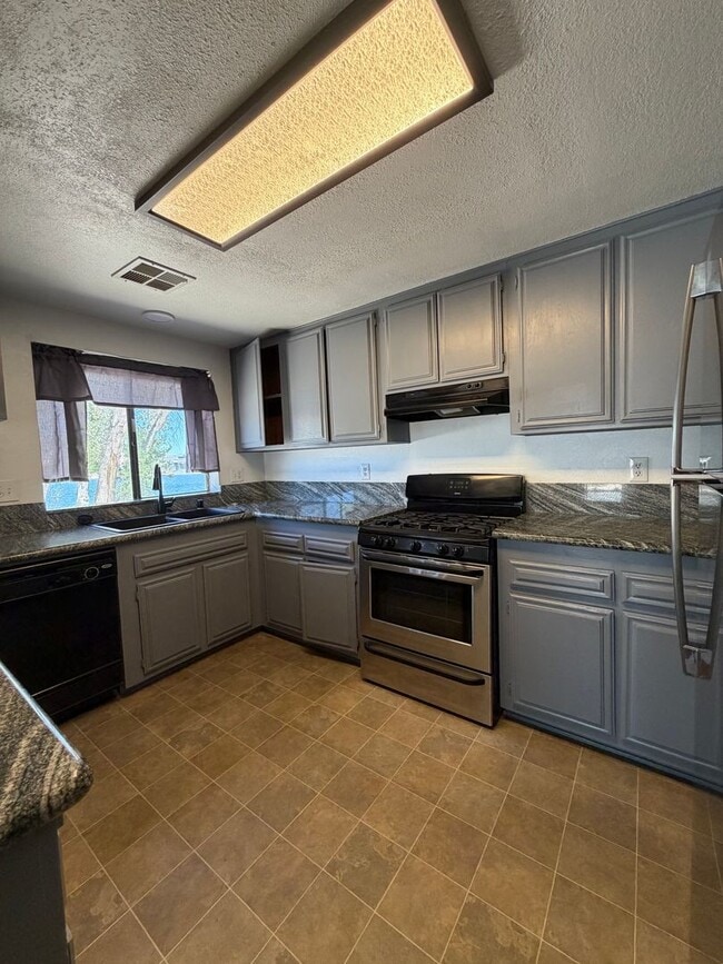Building Photo - Beautiful 3 Bedroom House Located on Calico Lake