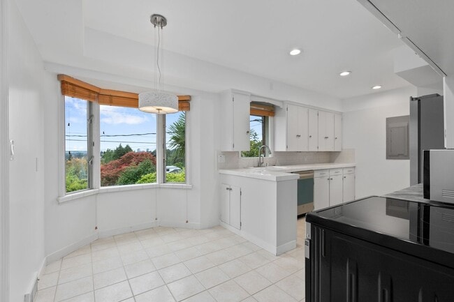 Building Photo - 4bd/2ba Seattle Home