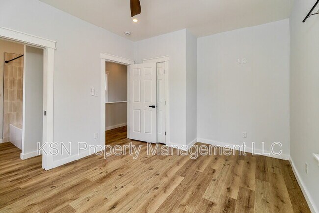 Building Photo - 1025 W 38th St