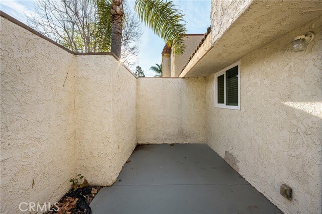 Building Photo - 2565 Santa Ana Ave