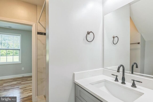 Building Photo - 400 Lake St