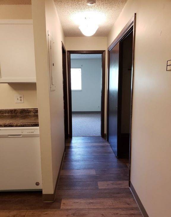 Building Photo - 1950-1960 Hunting