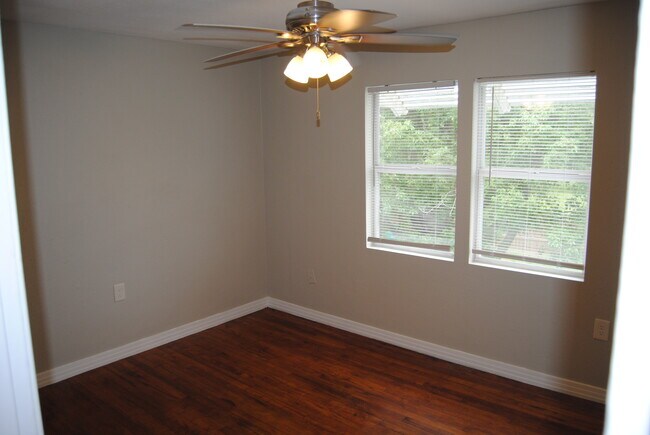 Building Photo - La Marque 6 Unit
