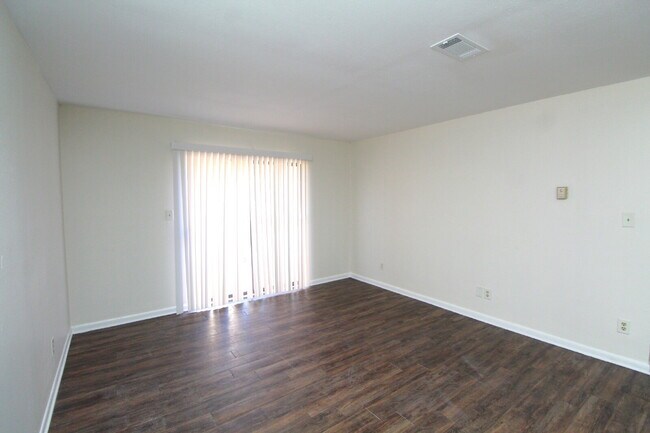 Building Photo - 2-Bedroom Apt. with Walk-In Closet & Private Deck