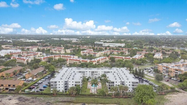Building Photo - 2998 Sunrise Lakes Dr W