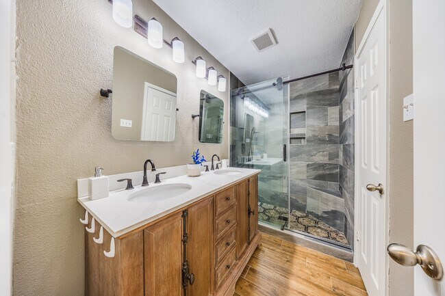 Building Photo - 18800 Egret Bay Blvd