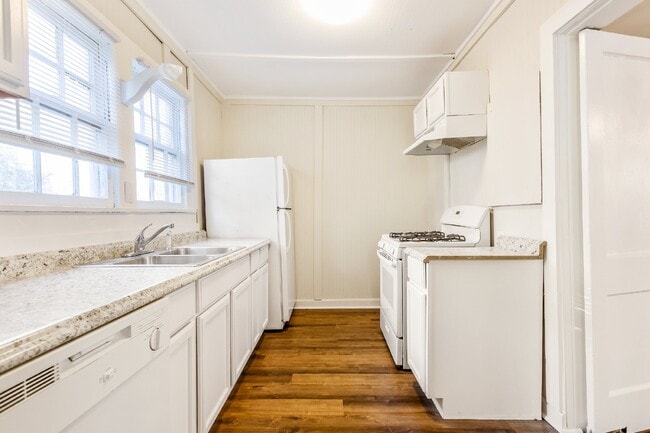 Building Photo - 2 Bed, 1 Bath Townhome in Haymount