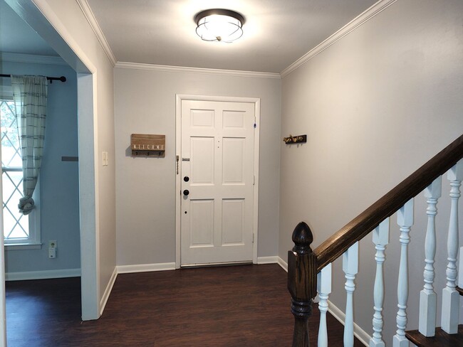Building Photo - Charming split level home located in the Mcclintock Woods Community in Charlotte!