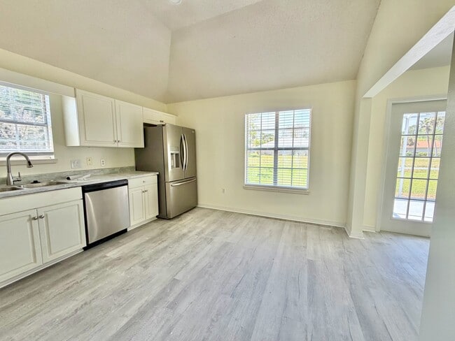 Building Photo - 437 S Shore Dr