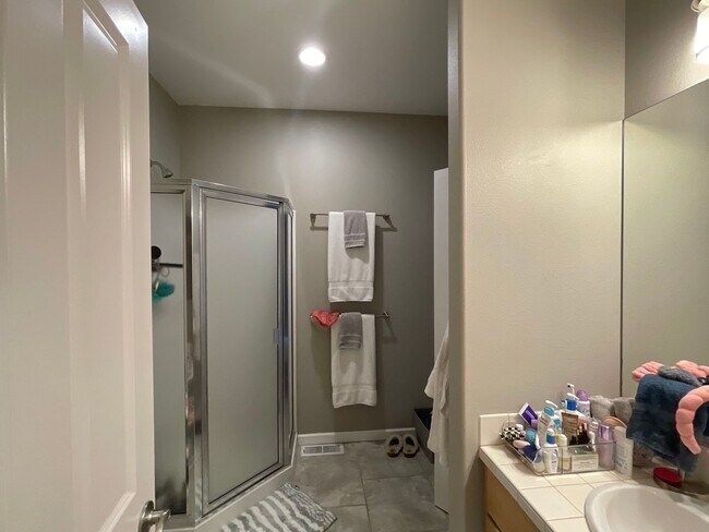 Building Photo - AVAILABLE NOW: Spacious 4 bdrm, 3 bath home in Cedar Ridge Development!