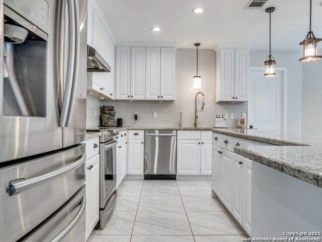 Building Photo - BEAUTIFULLY RENOVATED 4-BEDROOM HOME IN HUNTINGTON PLACE