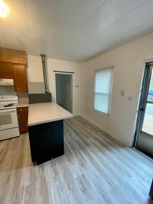 Building Photo - Cottage Style 1 Bed Home with a Large Yard...