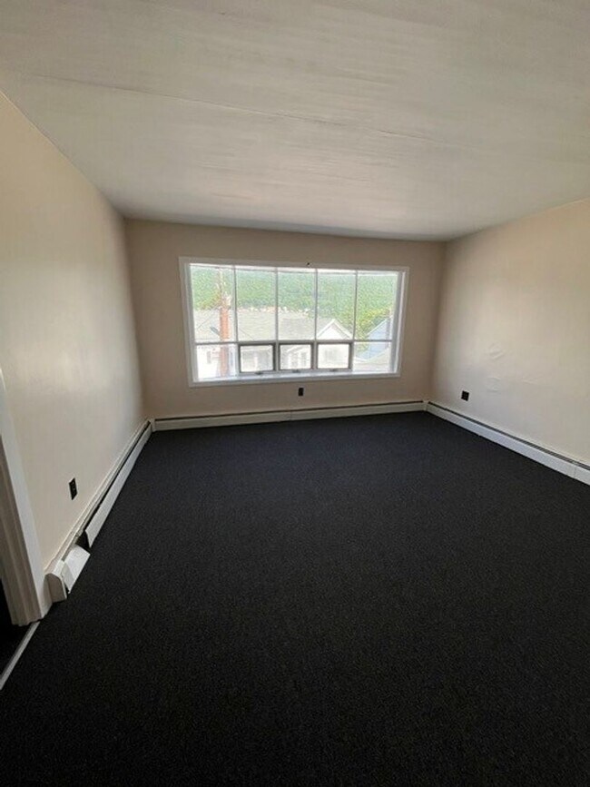 Building Photo - 3 bedroom 1 bathroom