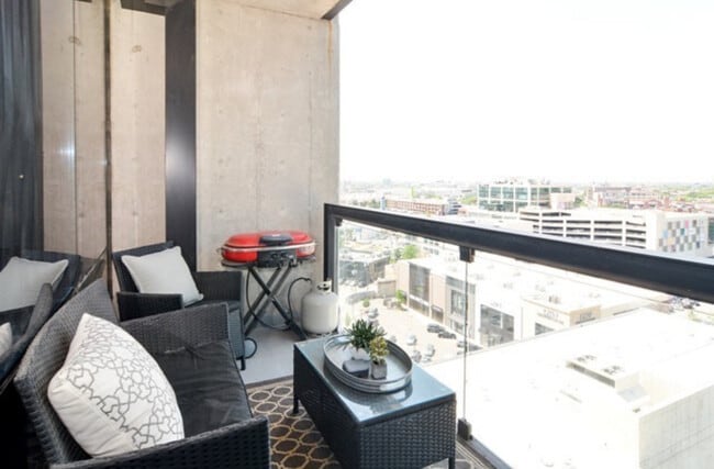 Building Photo - 860 W Blackhawk St