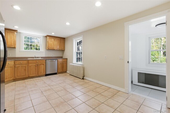 Building Photo - 39 Cox Ave