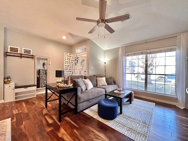 Building Photo - Cozy 3 Bed / 2 Bath Single-Story Home with Garage & Fenced Yard