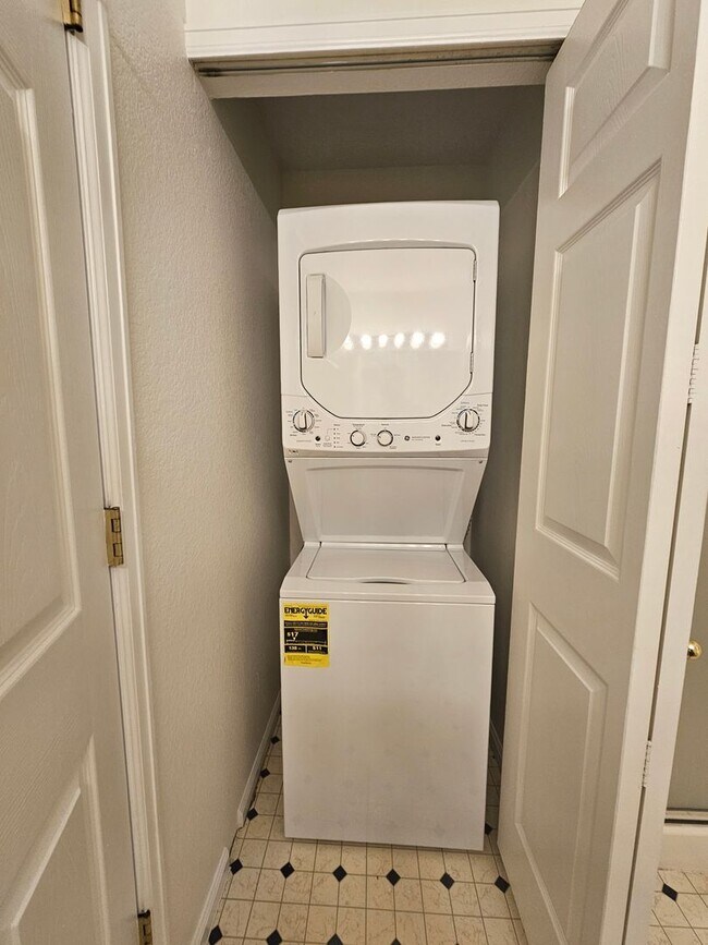 Building Photo - Spacious Second Floor Condo