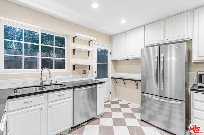 Building Photo - 6053 Scenic Ave