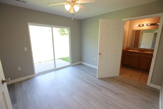 Building Photo - Fresh Duplex Living