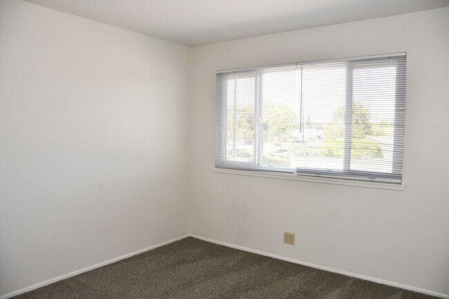 Building Photo - 522 E Collins Ave