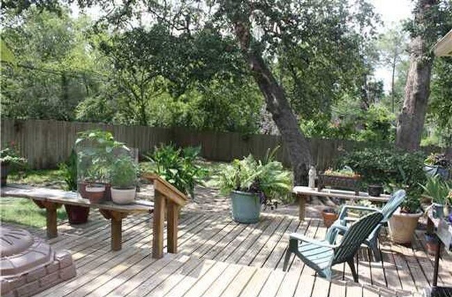 Building Photo - Spacious 3/2 home in convenient location