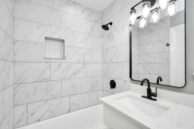 Building Photo - 8034 Ridgeview Dr