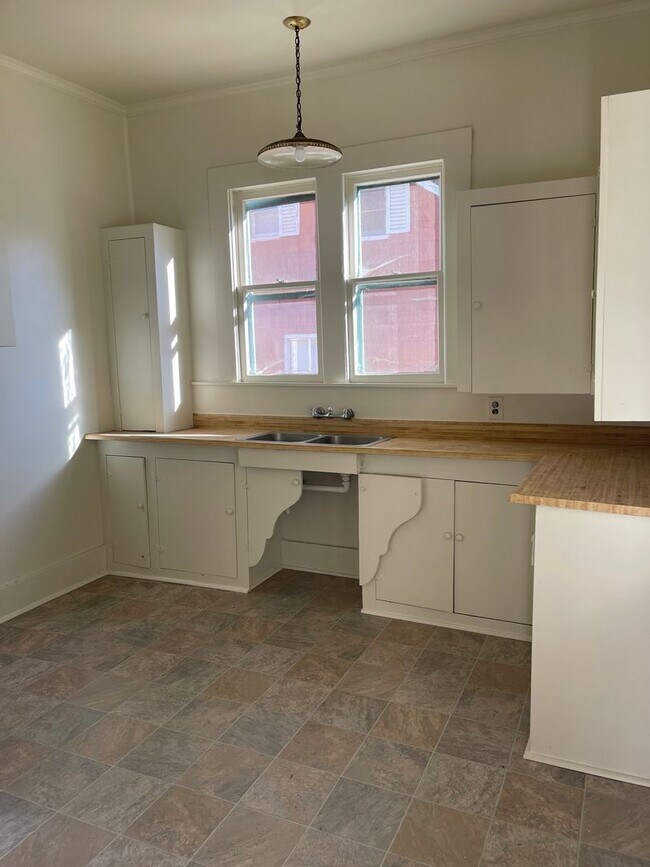 Building Photo - 2023 Placer St