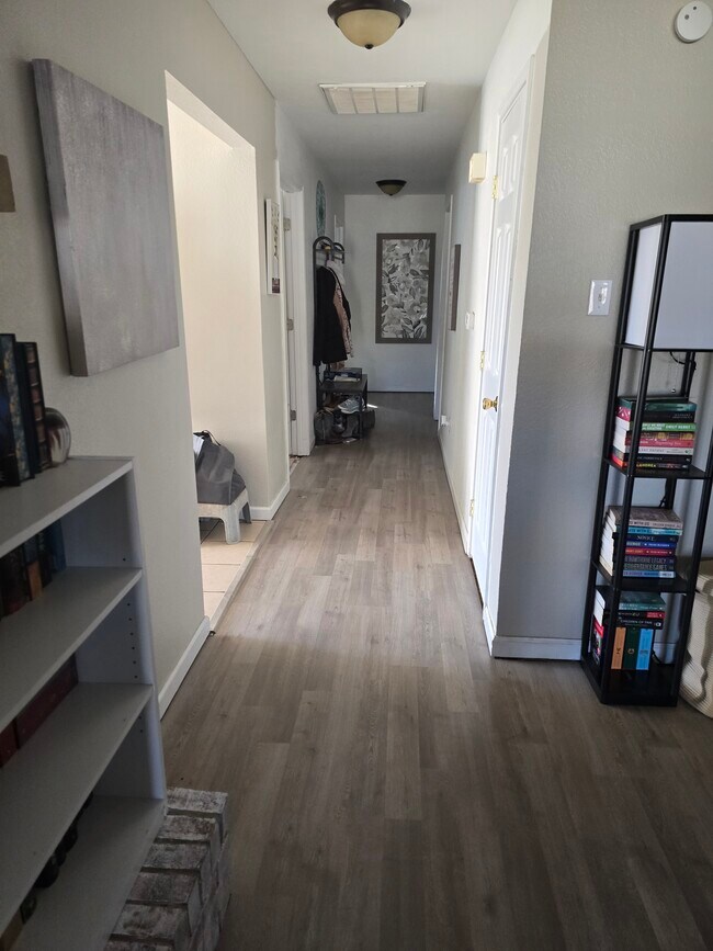 Building Photo - 1004 W Yucca Ave