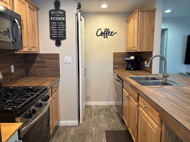 Building Photo - 2 Bedrooms Condo for Rent Available May 19...