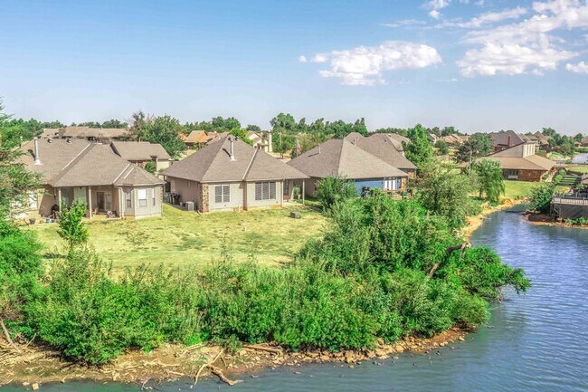 Building Photo - Spacious home in Moore schools- PEACEFUL L...