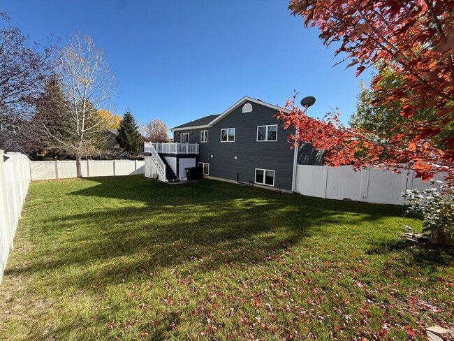 Building Photo - Spacious 5 Bed, 3 Bath Home with Triple Ga...