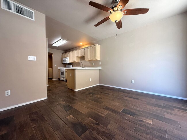 Building Photo - Beautiful 3-bedroom townhome in a desirable gated Green Valley community!