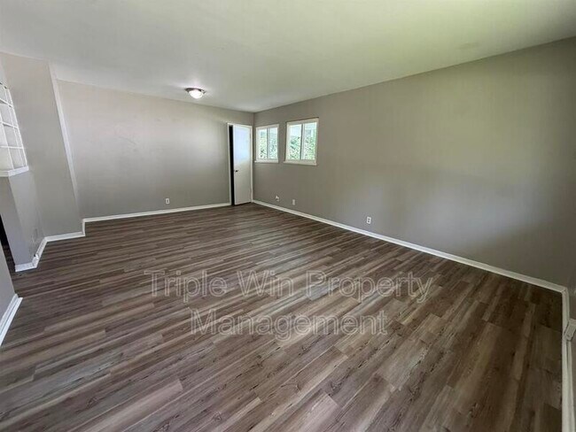 Building Photo - 1654 Mowbry Ln