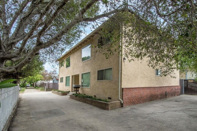 Building Photo - OPEN HOUSE SATURDAY JUNE 13TH 12:30PM to 1:30PM -Convenient living near public transportation. 4 ...