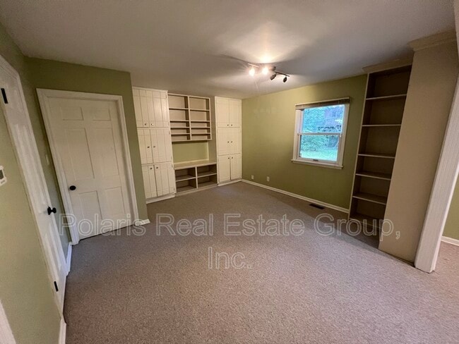 Building Photo - 8829 Rexford Rd