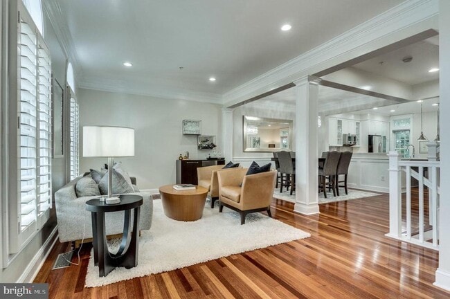 Building Photo - 820 W Glebe Rd