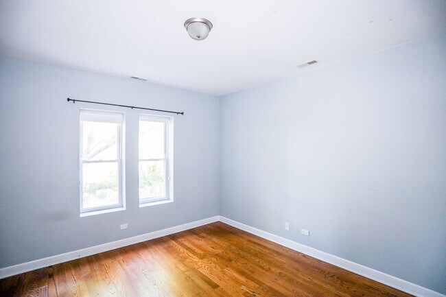 Building Photo - 2043 W Arthur Ave