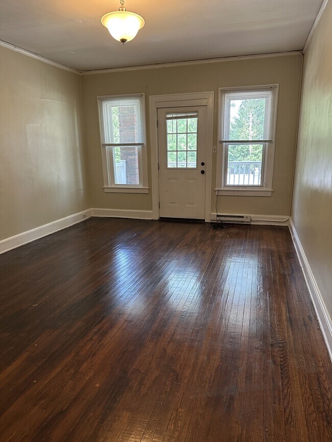 Building Photo - MOVE IN READY! Great Studio Apartment in Downtown Mooresville!
