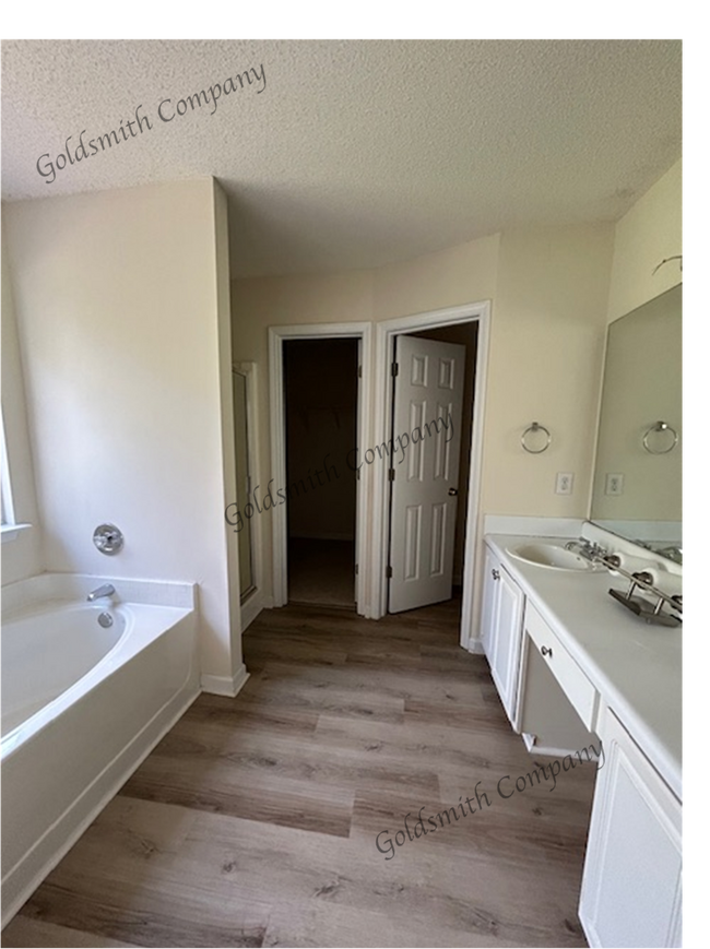 Building Photo - 815 Weybourne Dr