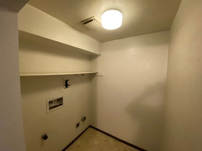 Building Photo - Great 1 Bedroom Near Rust Medical Center