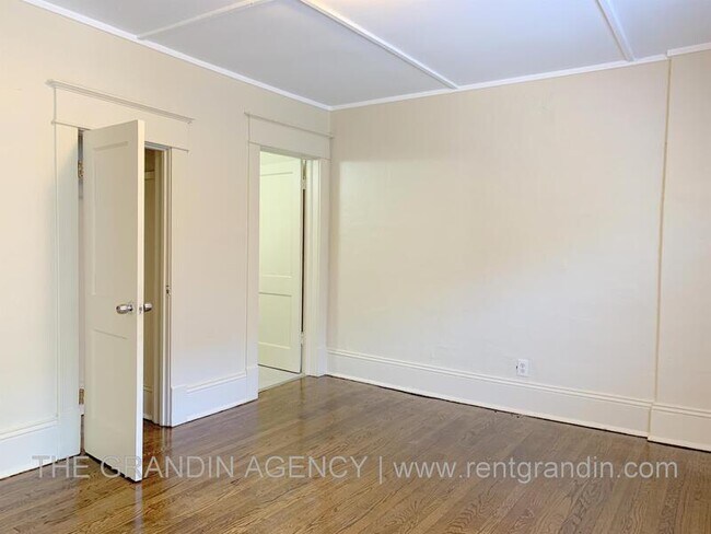 Building Photo - 1624 Chapman Ave SW