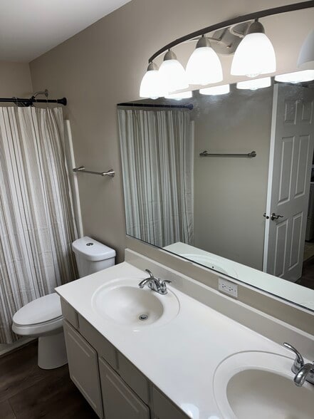 Full Bath - 2142 Orchard Ln