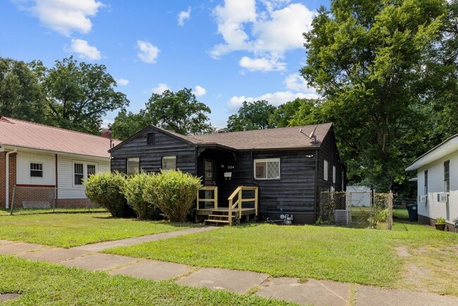 Building Photo - Charming 4 Bedroom 2 Bathroom Home