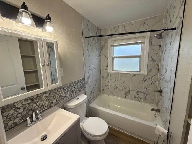 Building Photo - This beautifully updated 3-bedroom, 1-bath single-family home is ready for move-in!