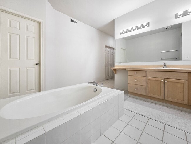 Building Photo - Spacious 3-Bed, 3-Bath Home with Lower Level Bedrooms, Patio, and Garage Near Factoria Mall & Dow...