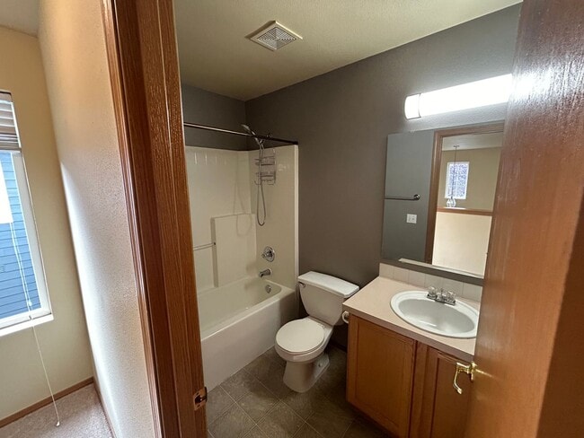 Building Photo - Beautiful 4 bd 2.5 bath w/ 2-car Garage Ho...