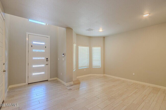 Building Photo - 249 Emerald Tower Dr